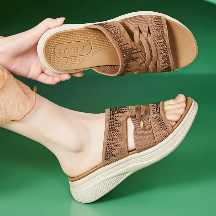 Pantoufles super légères pour femmes, nouveau style tendance, à porter à l'extérieur, avec strass, semelle épaisse, utilisables comme pantoufles rafraîchissantes.
