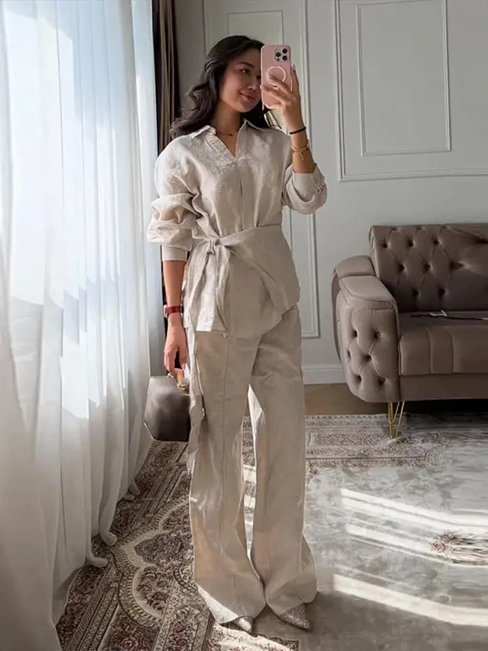Ensemble Bohème Femme : Haut à Bretelles Perlé et Jupe Courte Asymétrique en Satin Dos Nu – Collection Printemps-Été