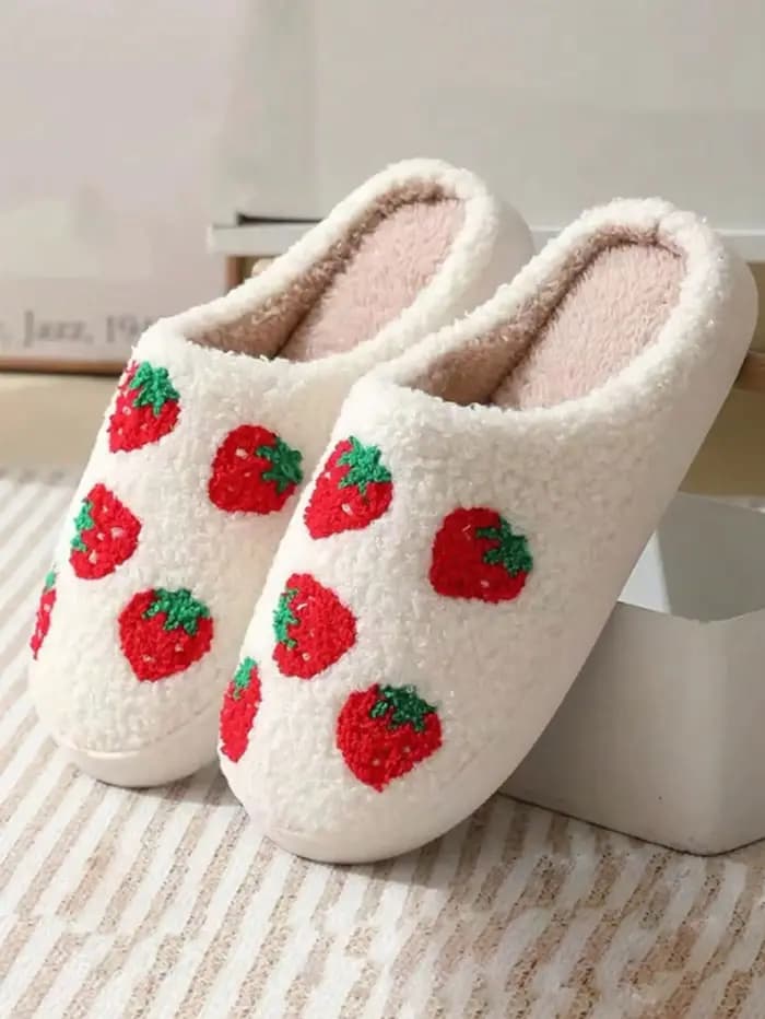 Chaussons en peluche brodés fraises style couple, pantoufles d'intérieur unisexe hiver à semelle épa