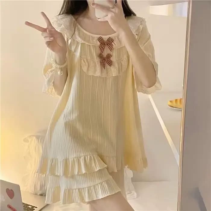 Pyjama d'été pour femme ensemble deux pièces style princesse beige avec short manches courtes et nœuds confortables pour maison