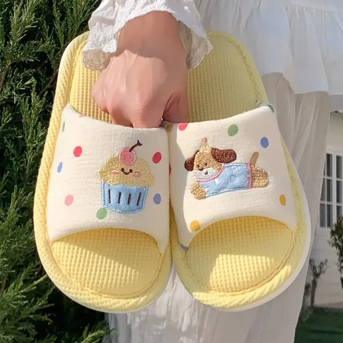Chaussons en lin brodés de dessins animés pour femmes