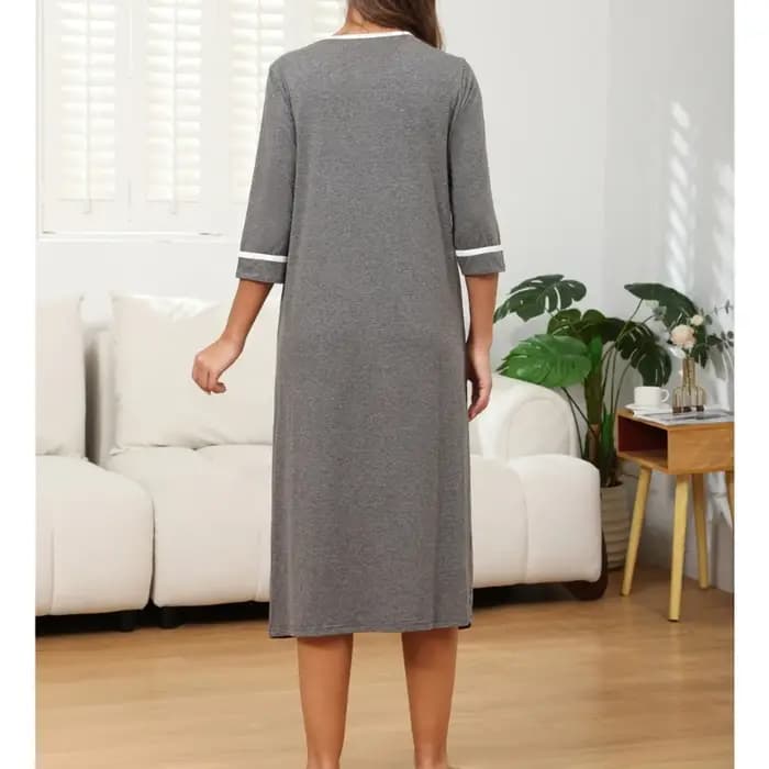 Robe de détente pour femmes avec manches trois quarts et fermeture éclair sur le devant