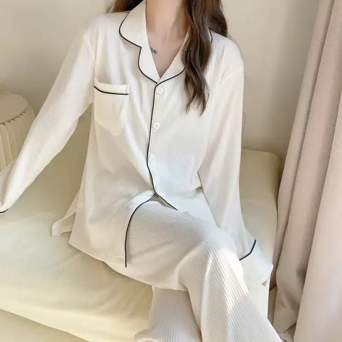 Pyjama en coton blanc uni à manches longues et col rabattu pour femme vêtement de nuit et de salon confortable pour le printemps