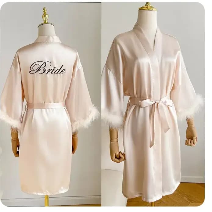 Peignoir en satin blanc avec plumes pour femme