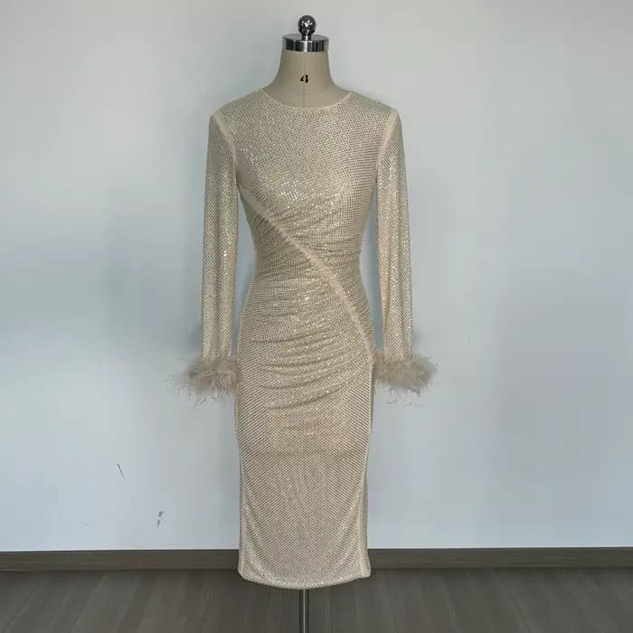 Robe chic à paillettes dorées avec détails de plumes – Robe mi-longue moulante élégante à manches lo