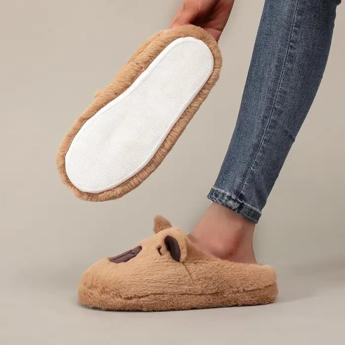 Une paire de pantoufles d'intérieur en fourrure à motif animal capybara marron