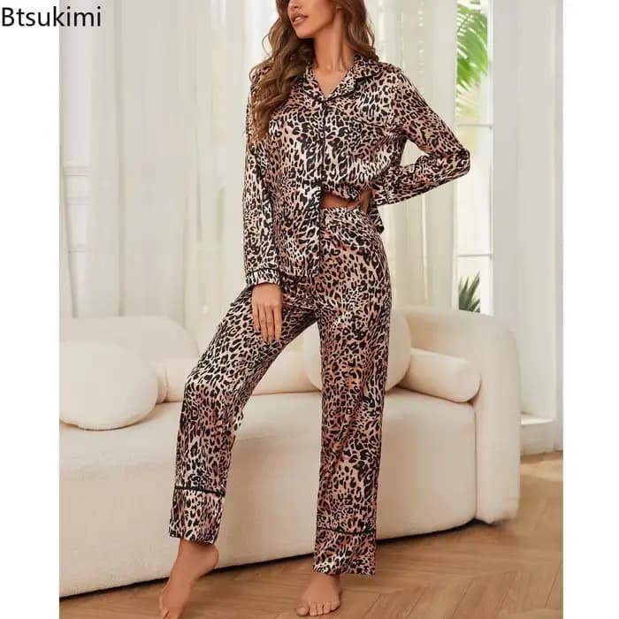 Pyjama en soie glacée imprimé léopard pour femme