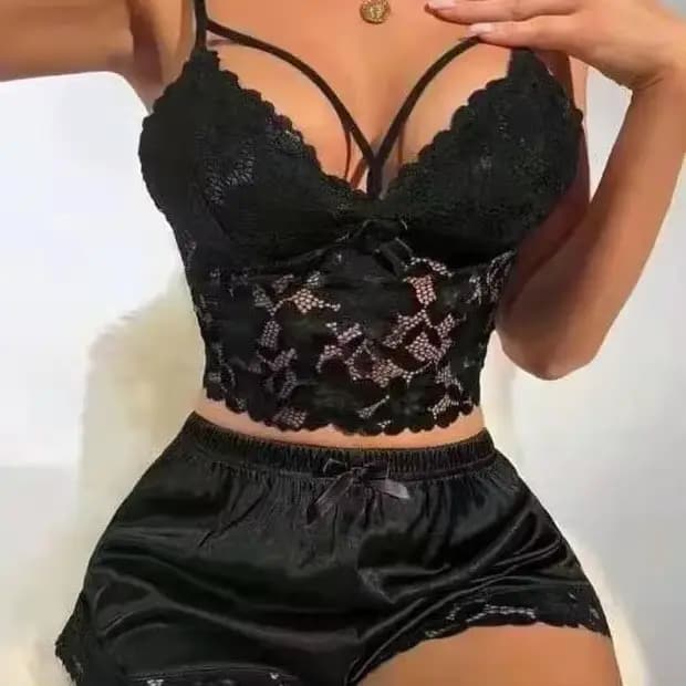 Ensemble de Nuisette Courte en Dentelle Confortable et Respirant avec Col en V et Short pour Femme – Idéal Printemps