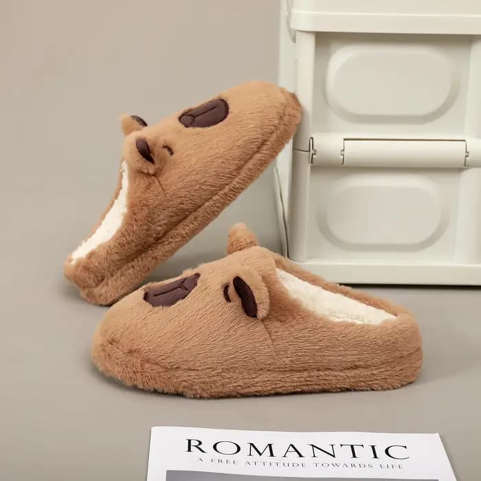 Une paire de pantoufles d'intérieur en fourrure à motif animal capybara marron