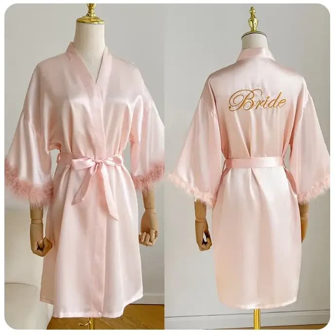 Peignoir en satin blanc avec plumes pour femme