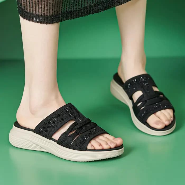 Pantoufles super légères pour femmes, nouveau style tendance, à porter à l'extérieur, avec strass, semelle épaisse, utilisables comme pantoufles rafraîchissantes.