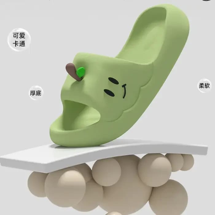Mignonnes pantoufles en EVA à semelle épaisse motif pomme de dessin animé pour femmes
