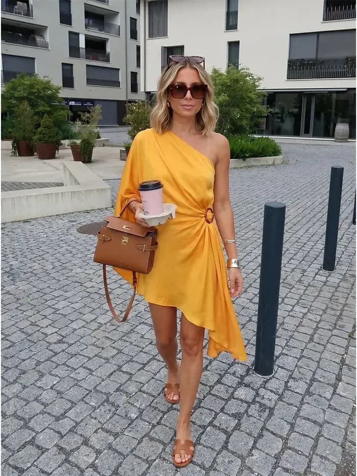 Nouvelle Robe Mini Asymétrique en Satin Moutarde Luxe Style Old Money pour Femme