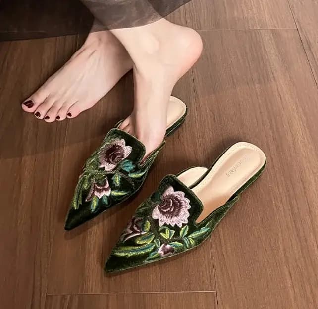 Velours broderie pantoufles florales femmes appartements bout pointu Mule chaussures dames intérieur maison diapositives sans lacet Pantuflas Mujer tongs