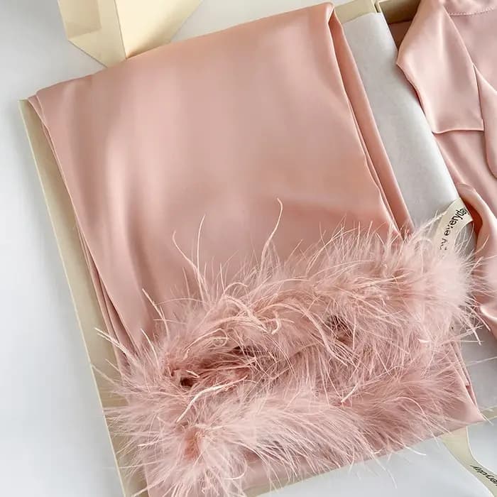 Pyjama de luxe en Satin soyeux avec plumes pour femme