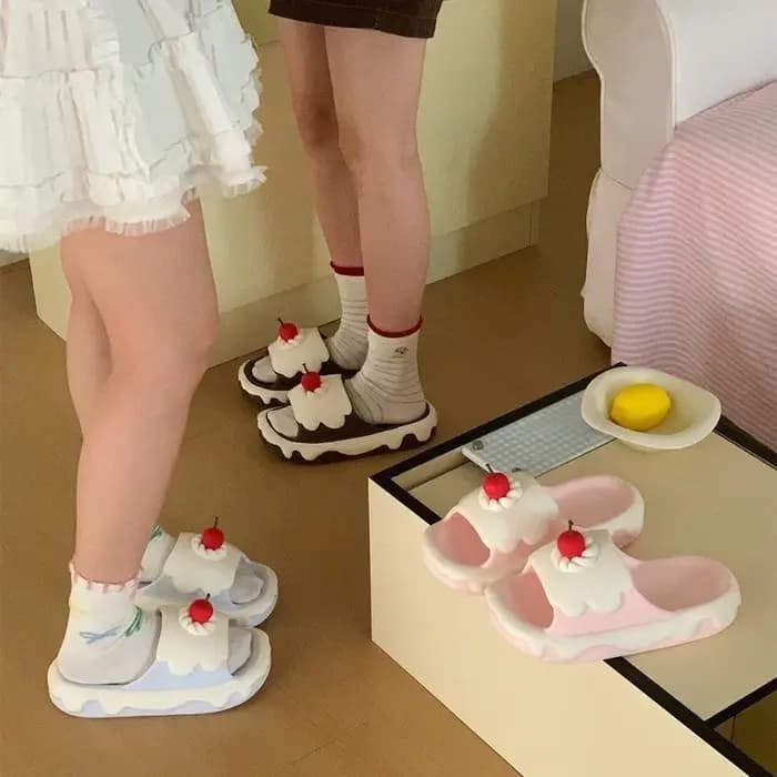 Pantoufles créatives et confortables en forme de gâteau à la crème