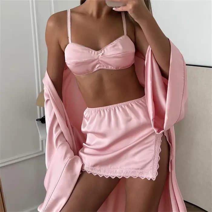 Ensemble de pyjama 3 pièces en satin rose élégant pour femme