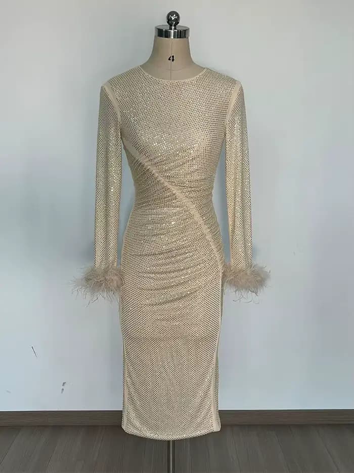 Robe chic à paillettes dorées avec détails de plumes