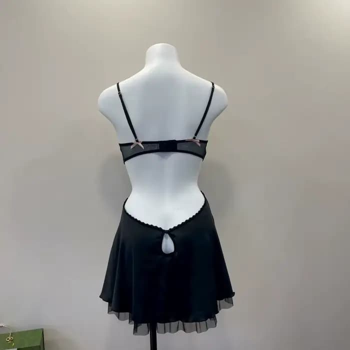 Chemise de nuit noire en V profond