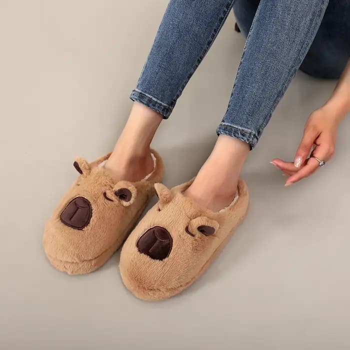Une paire de pantoufles d'intérieur en fourrure à motif animal capybara marron
