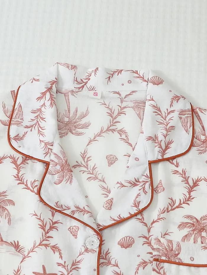 Ensemble confortable deux pièces avec imprimé palmiers et bateaux, haut à manches courtes à col avec poches et short à nœud, ensemble pyjama loungewear pour femme adapté à un usage domestique
