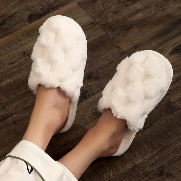 Pantoufles d'intérieur blanches moelleuses pour femmes