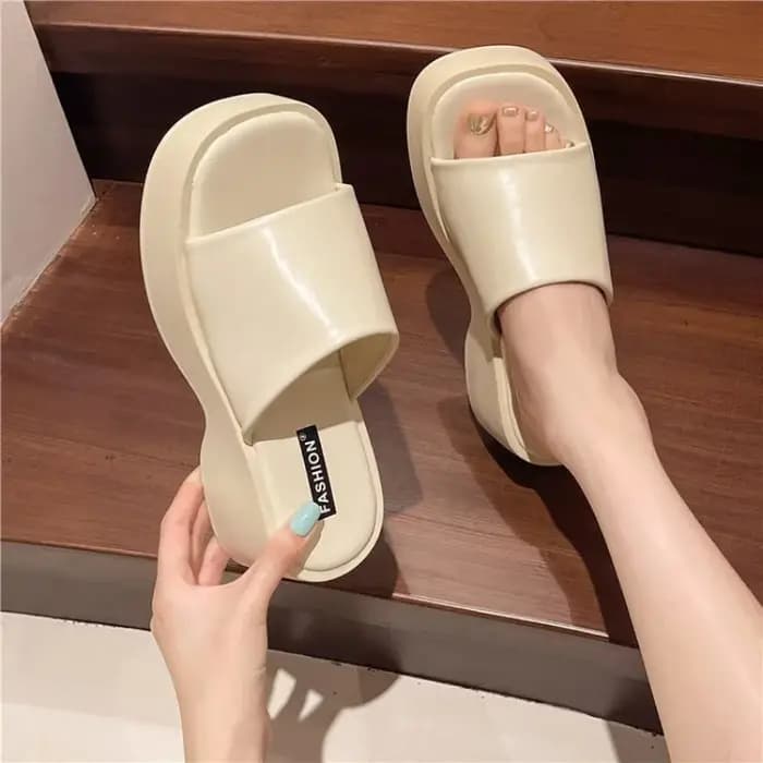 Femmes pantoufles 2025 été nouvelles sandales de luxe