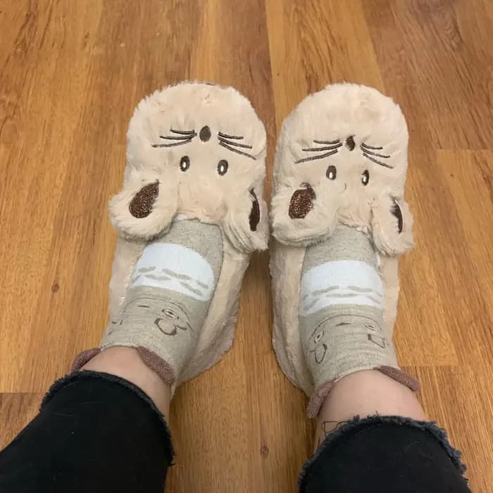 Chausson pelucheux avec poignée coordonnante pour femme