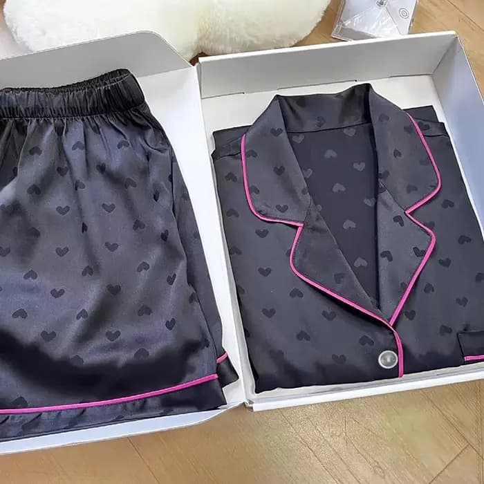 Vêtements de nuit d'été pour femmes: soie glacée Cool-Touch manches courtes Premium noir imprimé coeur