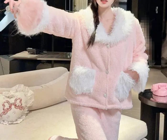 Pyjama en velours corail à bretelles, ensemble trois pièces, pyjama en flanelle mignon pour femmes, nouveau style, peut être porté à l'extérieur comme vêtements de maison