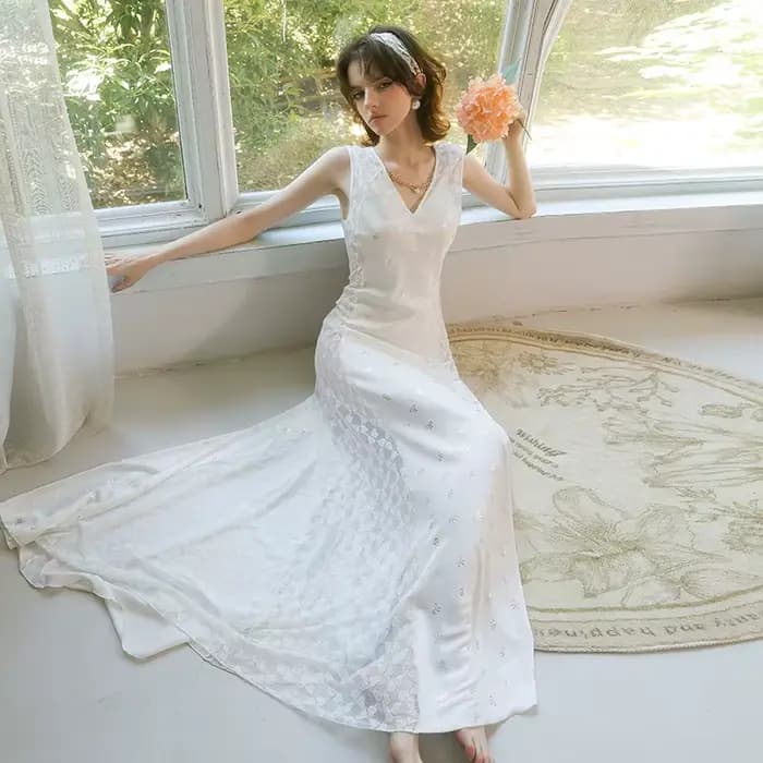 Robe de nuit de luxe pour femme blanche longue style princesse en polyester et élasthanne col en V ajustée pour nuit d'été