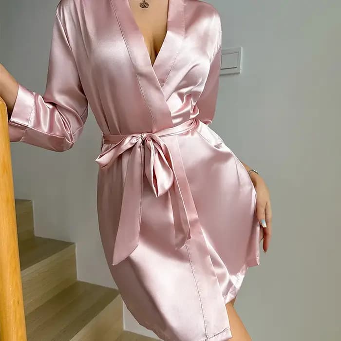 Mini robe kimono noire en satin pour la maison