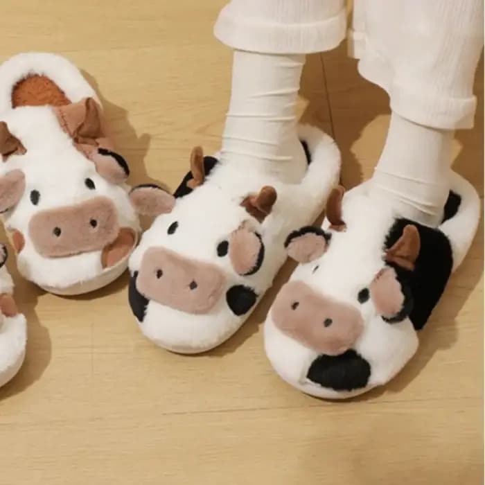 1 paire de pantoufles en peluche de vache antidérapantes