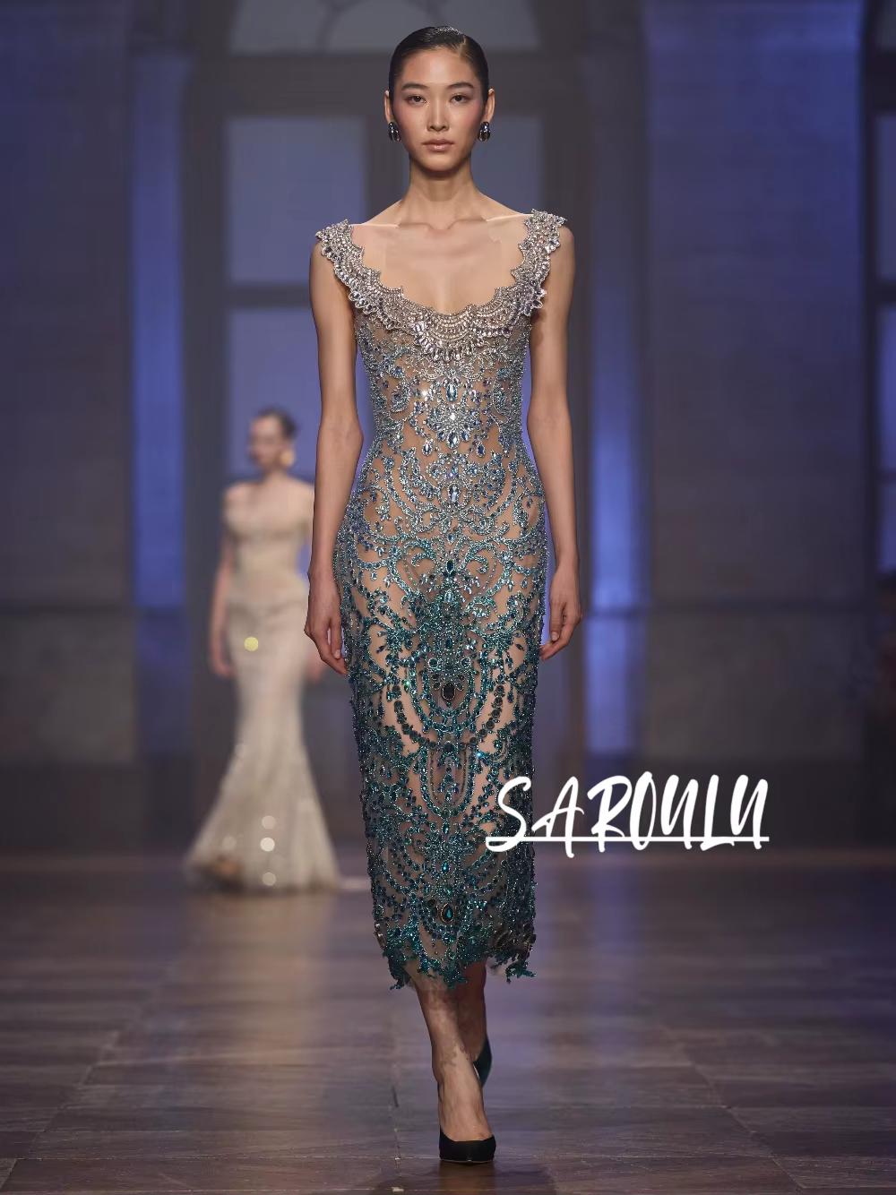 Robe de soirée midi de luxe bleu sarcelle ornée de cristaux, col illusion festonné, sans manches, en