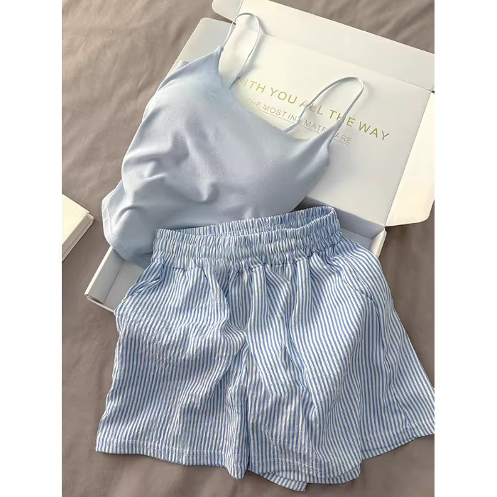 Pyjama pour femmes en été, style fin avec coussinets de poitrine intégrés, couleur unie, débardeur à