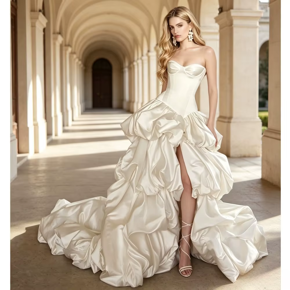Robe de mariée moderne sur mesure deux pièces avec bustier corset, en satin brillant, à volants bouf