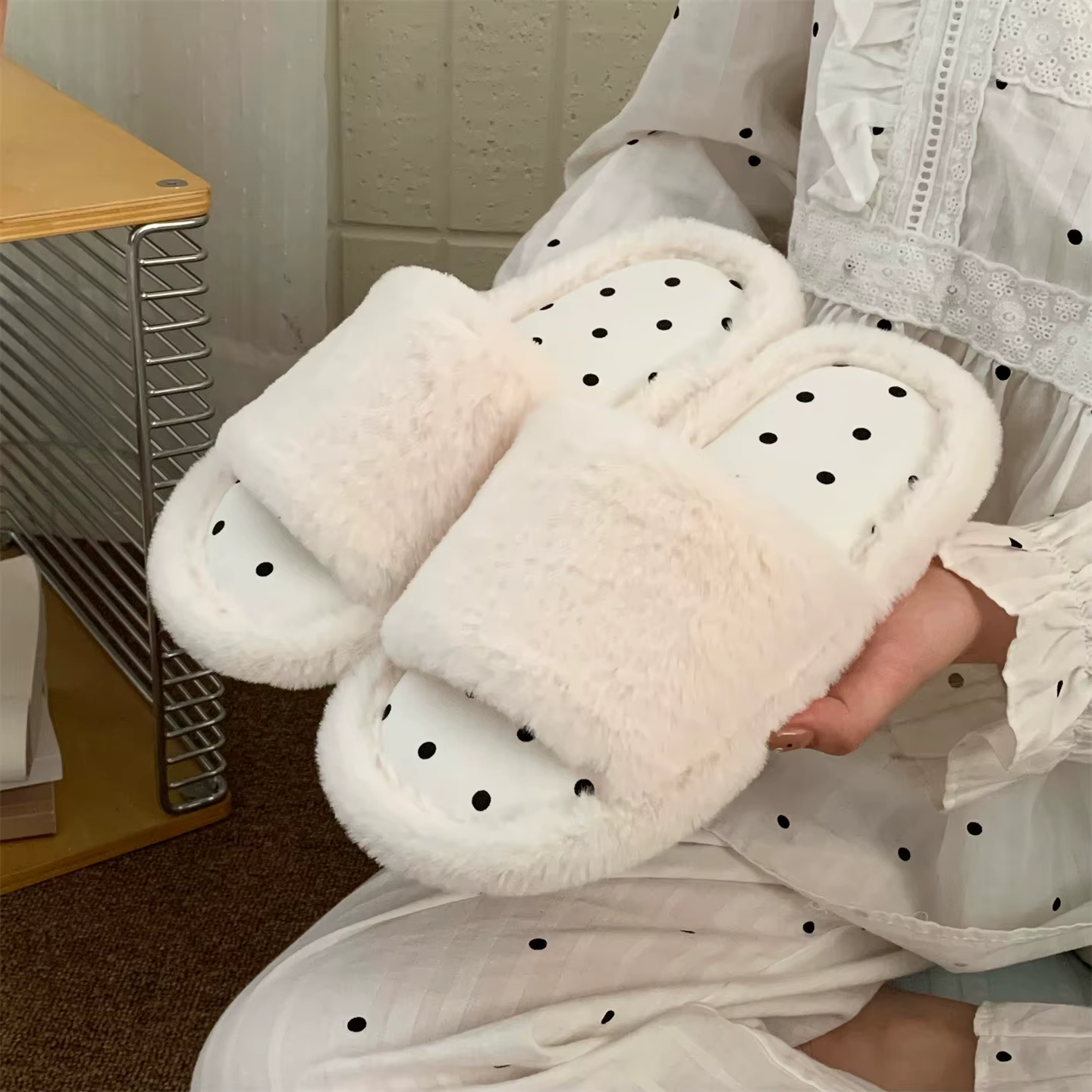 Nouvelles pantoufles d'intérieur pour femmes, en fourrure, légères et silencieuses, à pois, pour le 