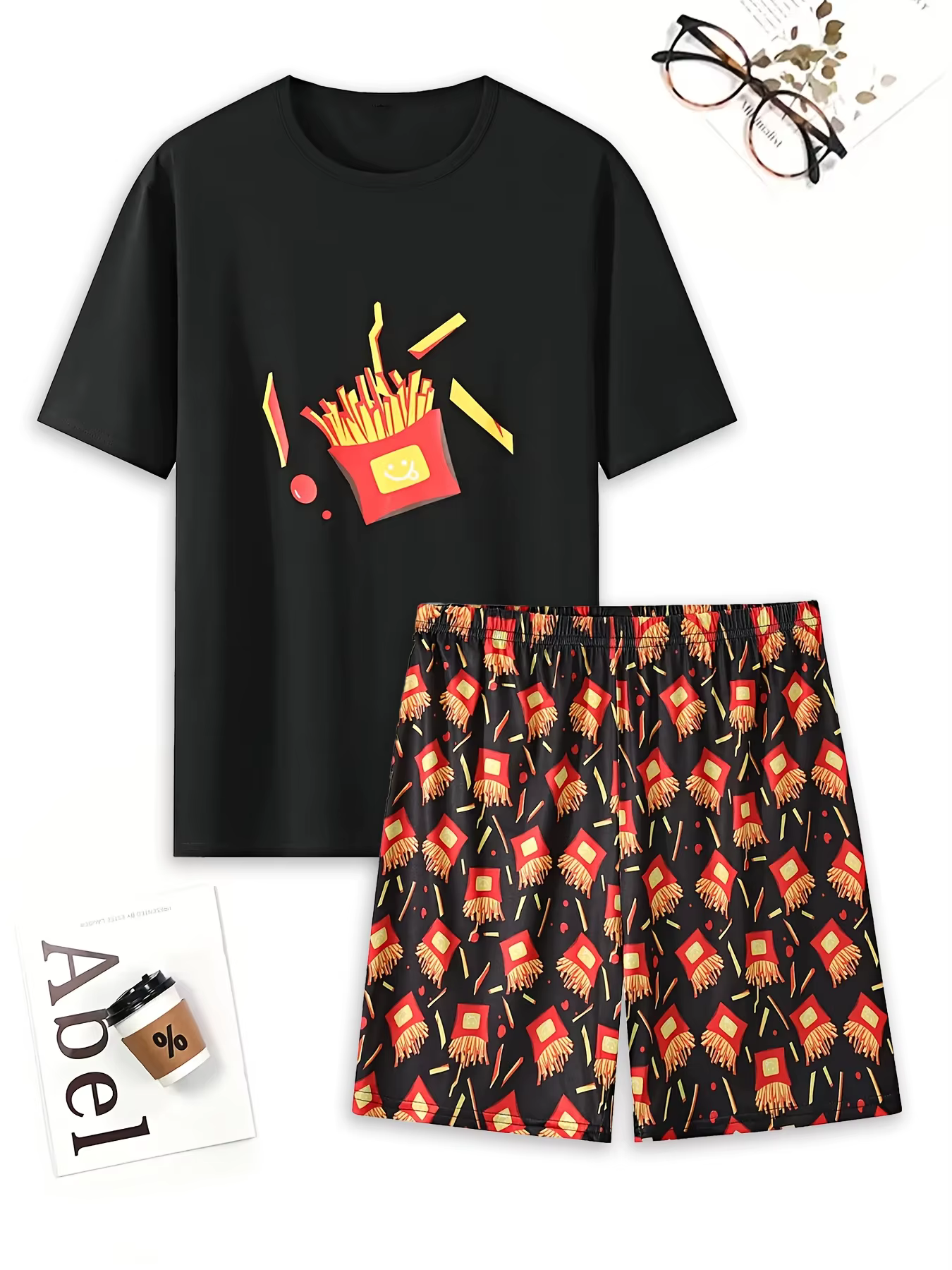 Un ensemble de pyjamas décontractés imprimés avec des motifs de frites, comprenant un short et un t-