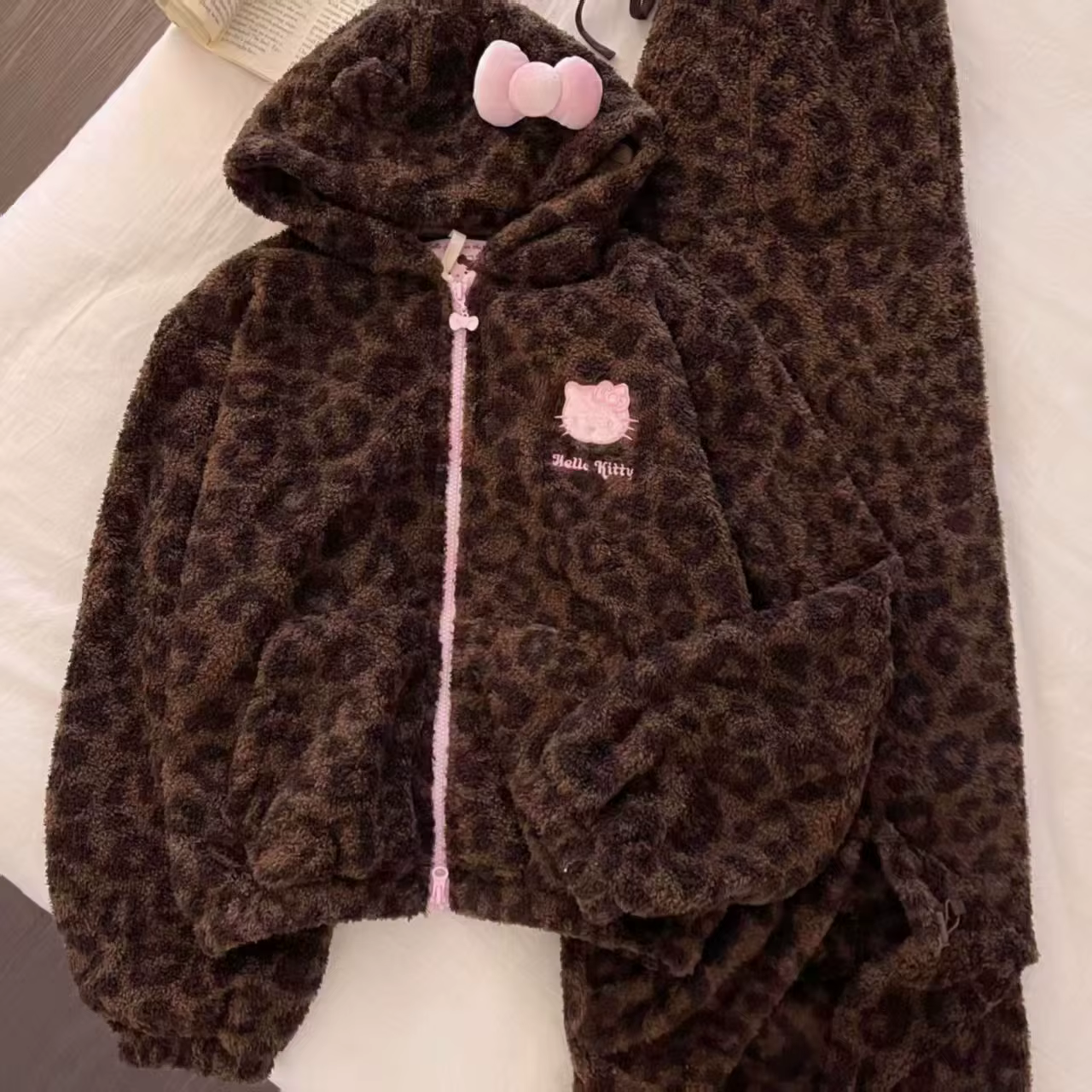 Hello Kitty deux pièces à capuche pyjamas ensemble femmes marron 2025 hiver rose léopard moelleux vê