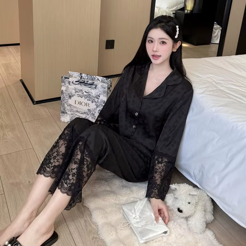 Pyjama en dentelle ajourée à motif fleur de prunier