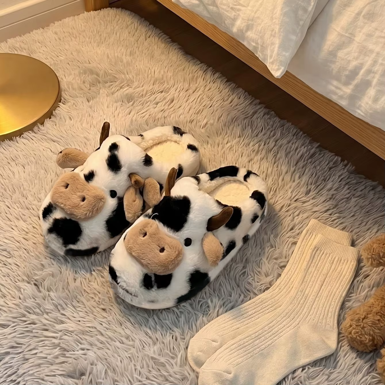 Une paire de pantoufles en peluche 3D en forme de vache pour femmes