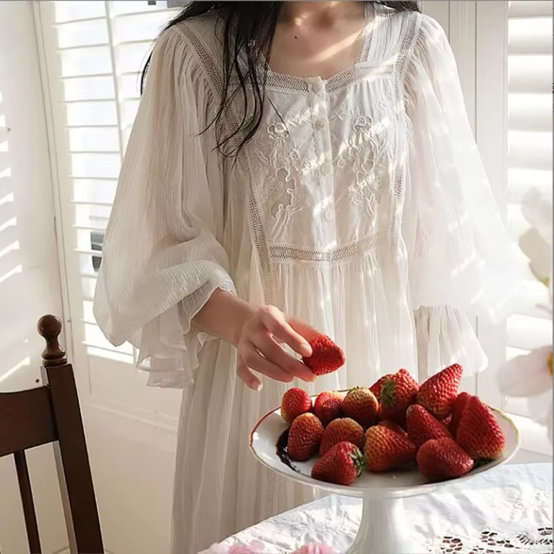 Chemise de nuit blanche en dentelle pour femme