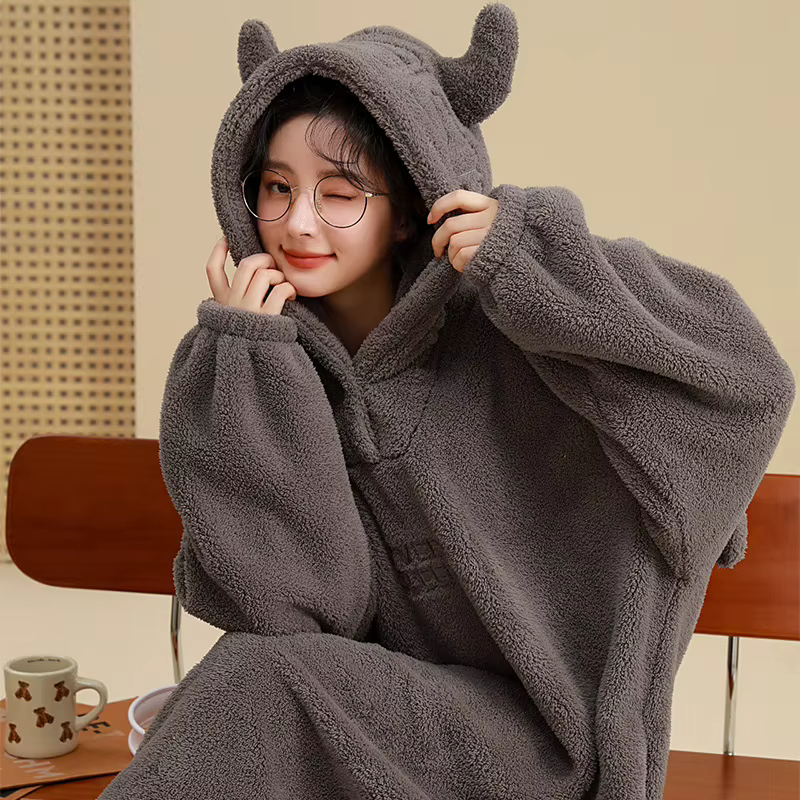 Robe de nuit à capuche de dessin animé mignon pour femmes