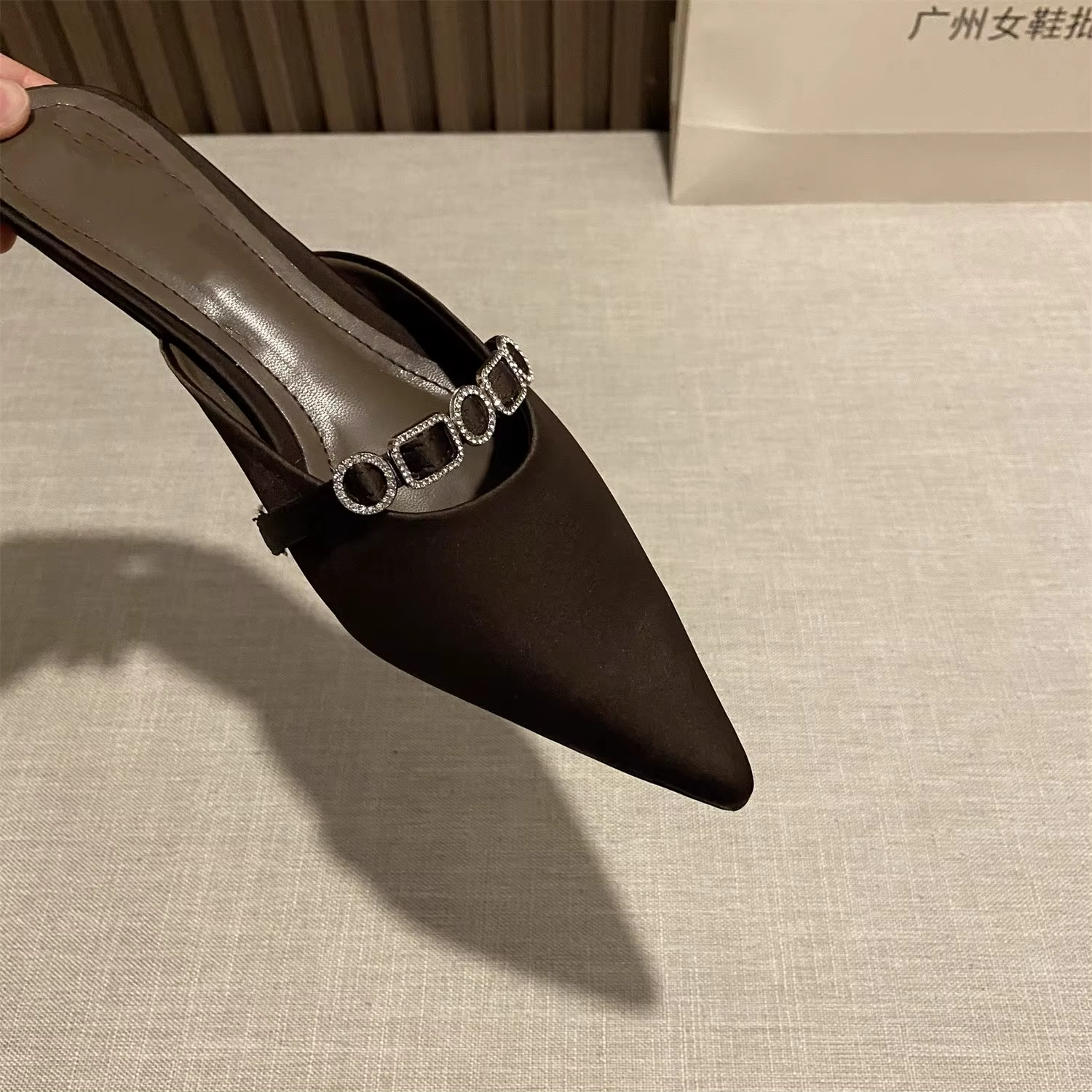 Dames pantoufles mode femmes été 2025 nouvelle femme concepteur bout fermé pointu robe Sexy tempérament Muller chaussures