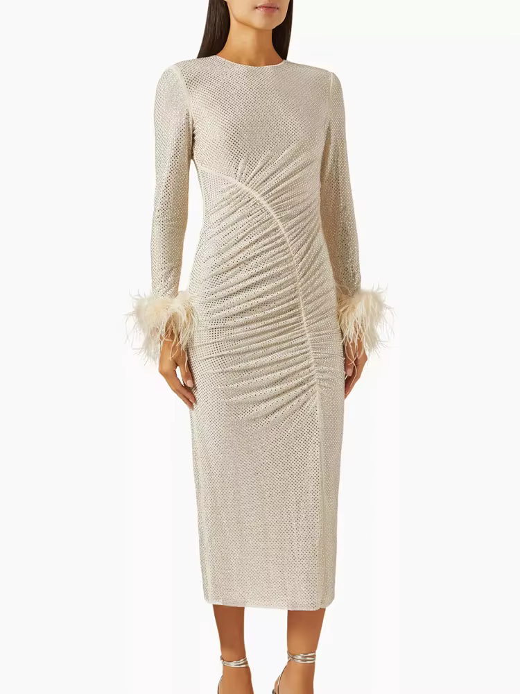 Robe chic à paillettes dorées avec détails de plumes